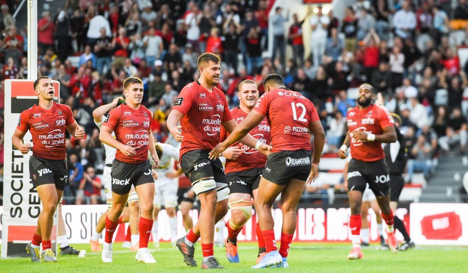 Julian SAVEA of Toulon celebrates his try with team-mates  during the Top 14 match between Toulon and La Rochelle at Felix Mayol Stadium on October 6, 2019 in Toulon, France. (Photo by Alexandre Dimou/Icon Sport) - Julian SAVEA - Stade Felix Mayol - Toulon (France)