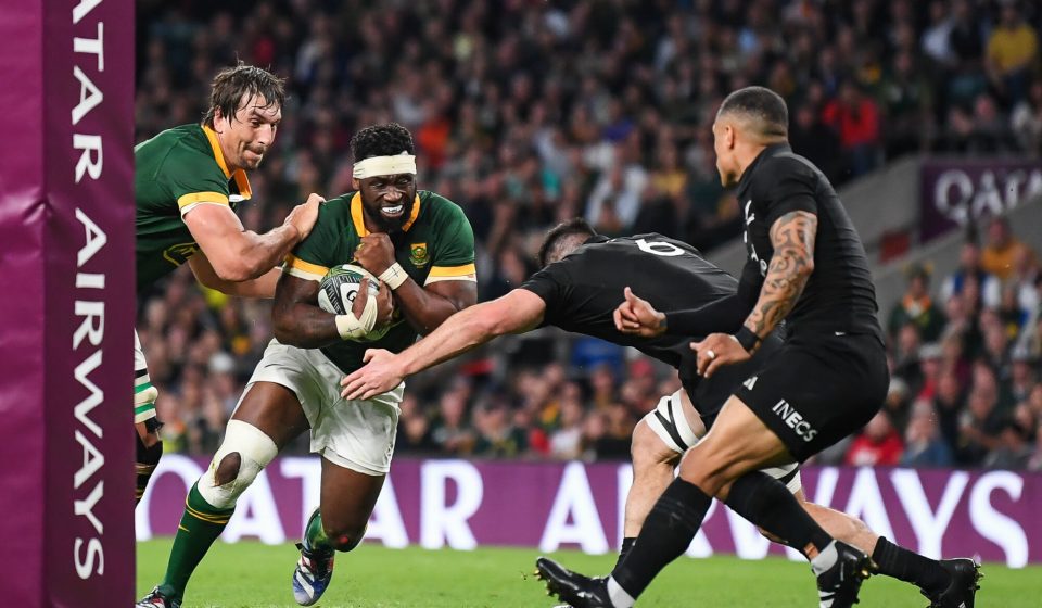 Siya Kolisi of South Africa charges for the line to score a try during the International match South Africa vs New Zealand at Twickenham Stadium, Twickenham, United Kingdom, 25th August 2023 (Photo by Mike Jones/News Images) in , on 8/25/2023. (Photo by Mike Jones/News Images/Sipa USA) - Photo by Icon sport