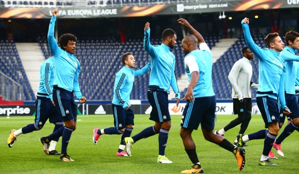 SALZBURG,AUSTRIA,27.SEP.17 - SOCCER - UEFA Europa League, group stage, Red Bull Salzburg vs Olympique Marseille, preview, training Marseille. Image shows Luiz Gustavo (Marseille) and the team. Photo: Felix Roittner / GEPA / Icon Sport