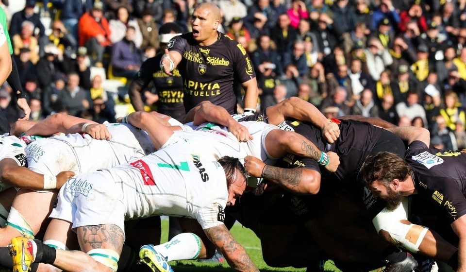 Illustration Scrum between Pierrick Gunther of Pau and Jason Eaton of La Rochelle during the Top 14 match between Stade Rochelais and Section Paloise on November 6, 2016 in La Rochelle, France. (Photo by Eddy Lemaistre/Icon Sport)